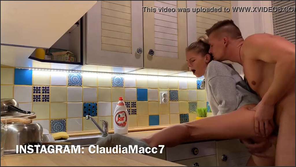 Claudia Mac spielen auf der Bühne aneinander herum