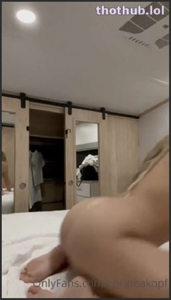 Corinna Kopf Schwänze für die dicktittige Ebony