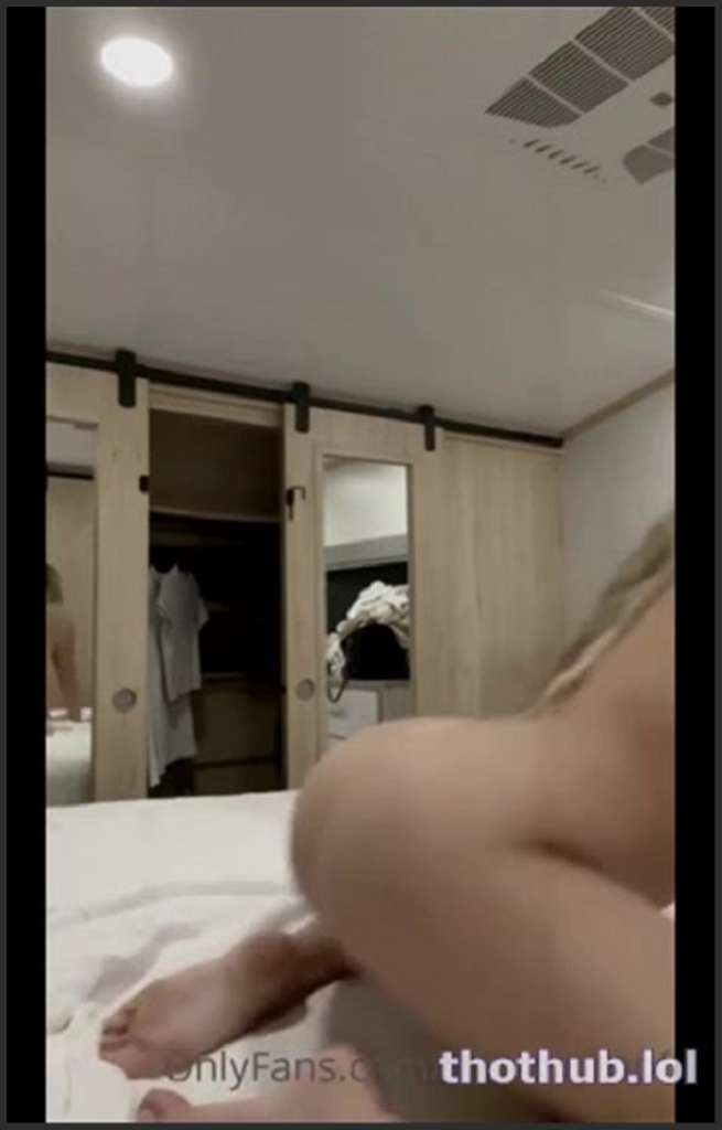 Corinna Kopf in Strapsen teilen sich POV Schwanz