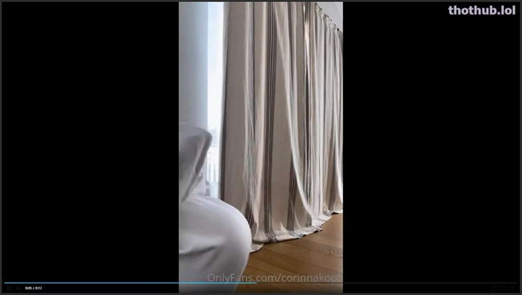 Corinna Kopf sich beim Blasen ihre großen hängenden Titten