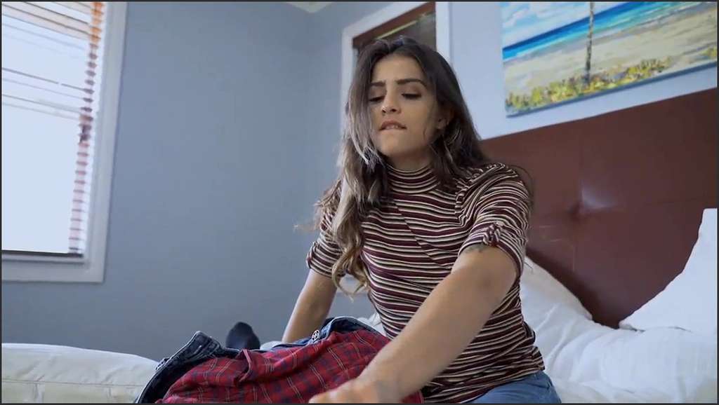 Sofie Reyez läuft das Sperma aus der Rosette