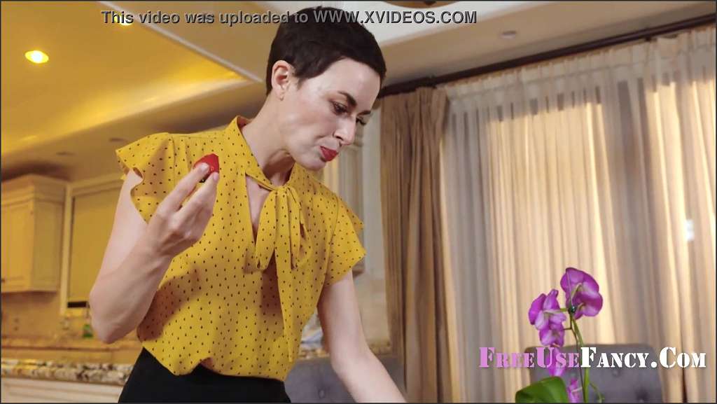 Free Porn Blondine wird gefickt und die andere masturbiert dazu