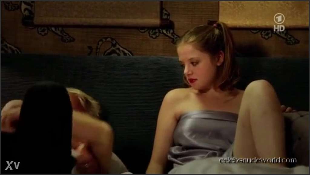 Jella Haase lässt sich die Titten von einem jungen Kerl ficken