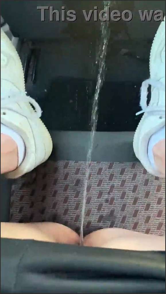 Kinky Aphrodite melkt den geknebelten Kerl ab