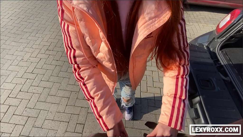 Lexy Roxx setzt ihren sexy Arsch und Titten ein