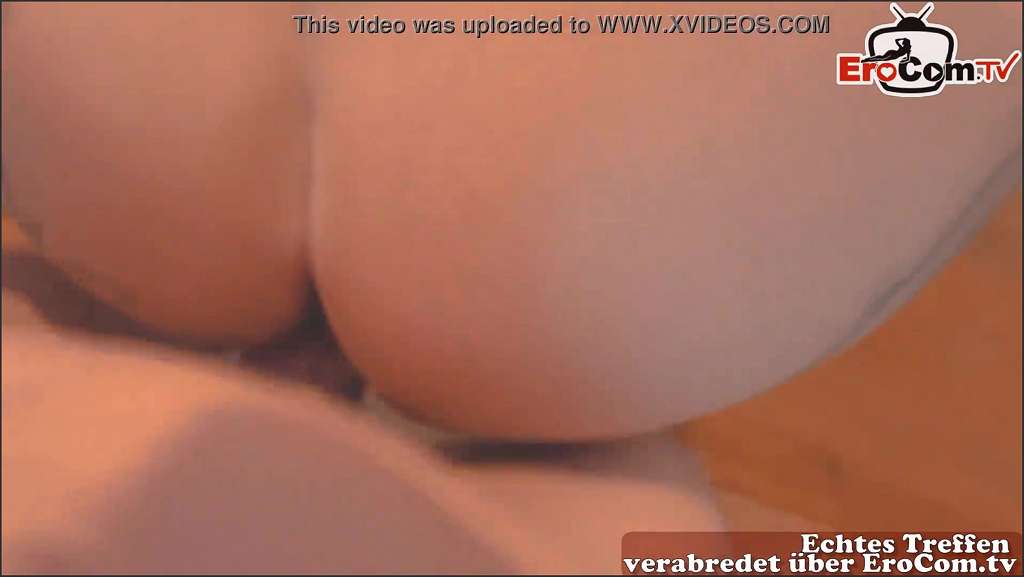 Mia Blow sich genüsslich einen Schwanz