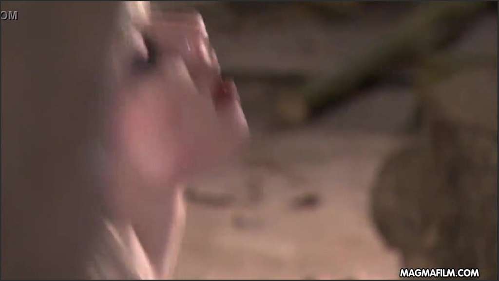 Mia Magma lutscht seinen Schwanz in einer Bar