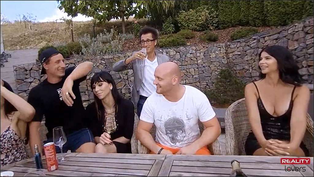 Micaela Schaefer masturbiert vor ihm und bläst dann sein hartes Teil