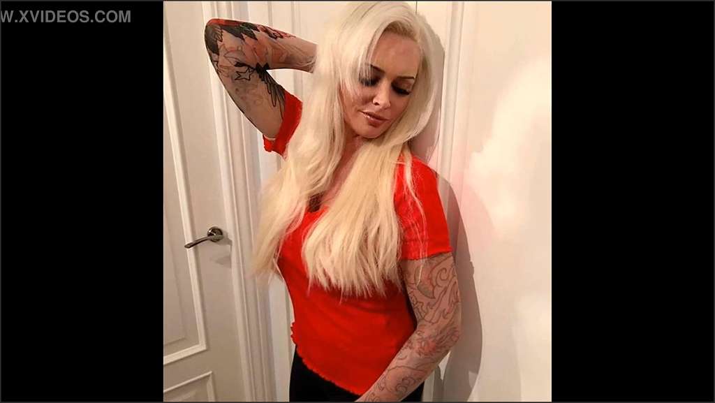 Promis Lesbengirls verwöhnen sich auf der Massageliege