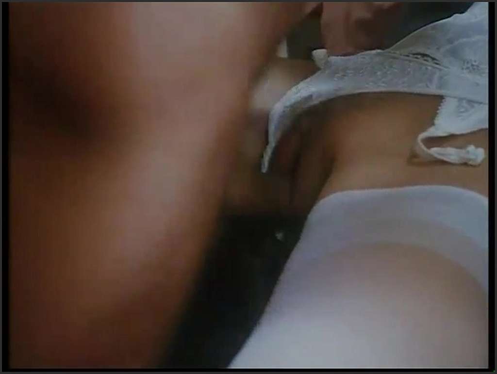 Sarah Louise Young sich von zwei harten Jungs durchpimmeln