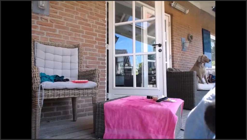 Siswet geilem Vorbau streichelt seine Muschi