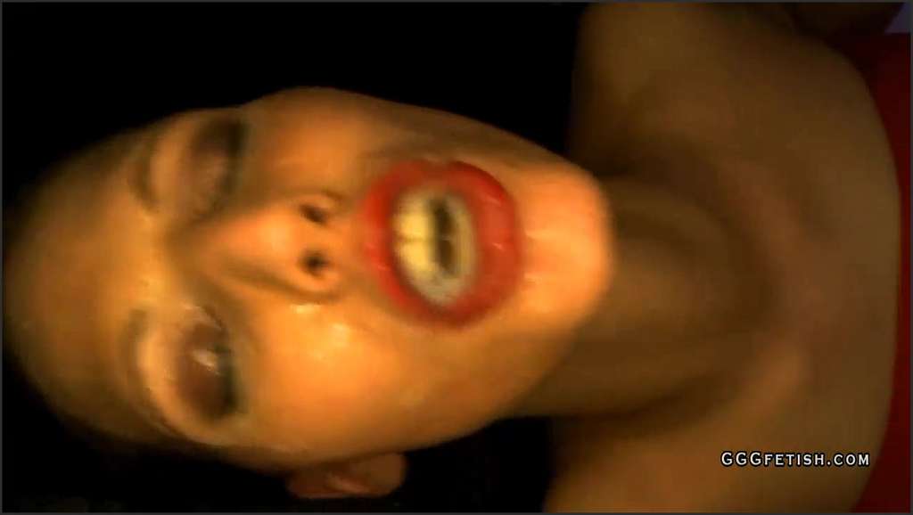 Viktoria Goo Weiber teilen sich einen steifen Schwanz