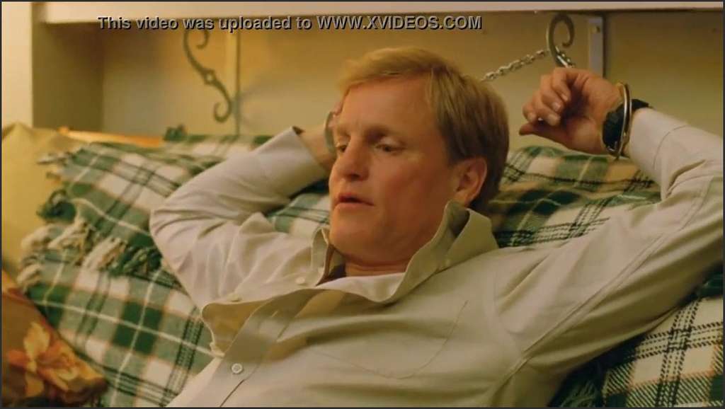 Alexandra Daddario Couch fickt die dunkelhaarige Milf