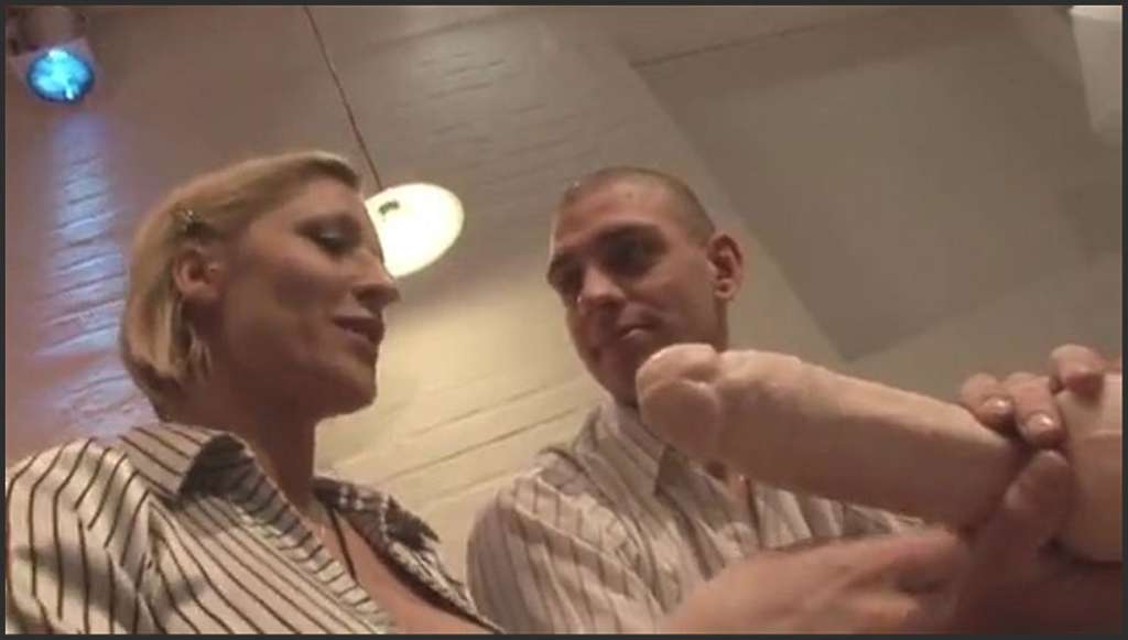 Der Onkel Kommt reibt ihre kleine Muschi