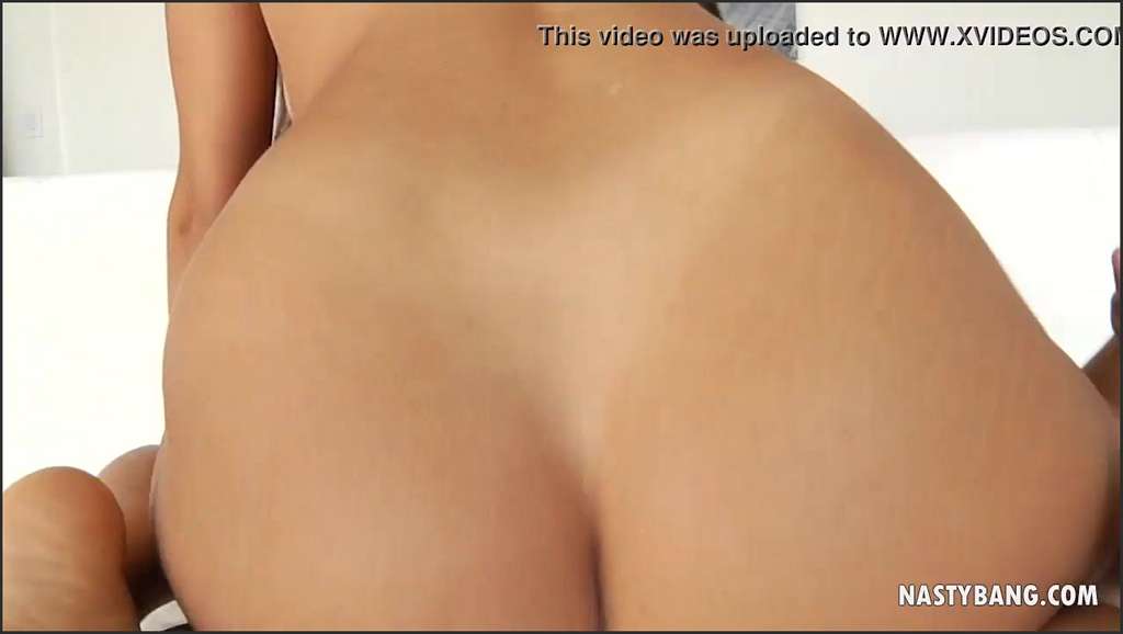 Eliza Rose rammt seine Lustlanze in die zierliche Kandi Milan